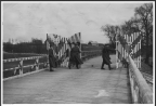 Punkt graniczny na granicy polsko-litewskiej nad rzeka Mereczanka zolnierze Korpusu Ochrony Pogranicza otwieraja brame graniczna na moscie data wydarzenia 1938