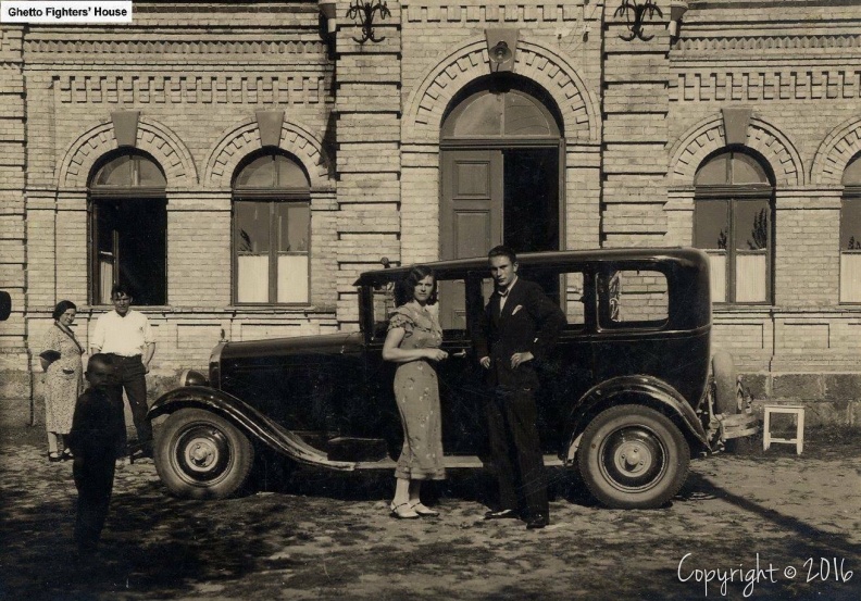 Žydų pora prie buvusios „Artilerijos“ stoties, Tarpukariu virtusios sanatorijos dalimi Ghetto Fighters House Archives nuotrauka.jpg